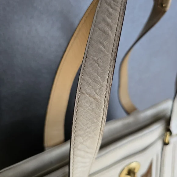 COACH Handbag Shoulder Bag. Off White with Brown and Tan Signature Logo